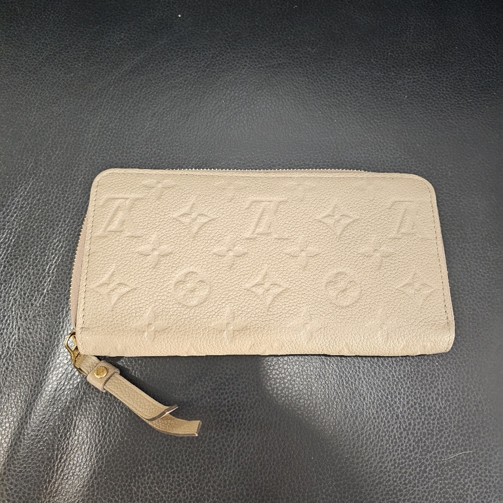 Louis Vuitton zippy wallet